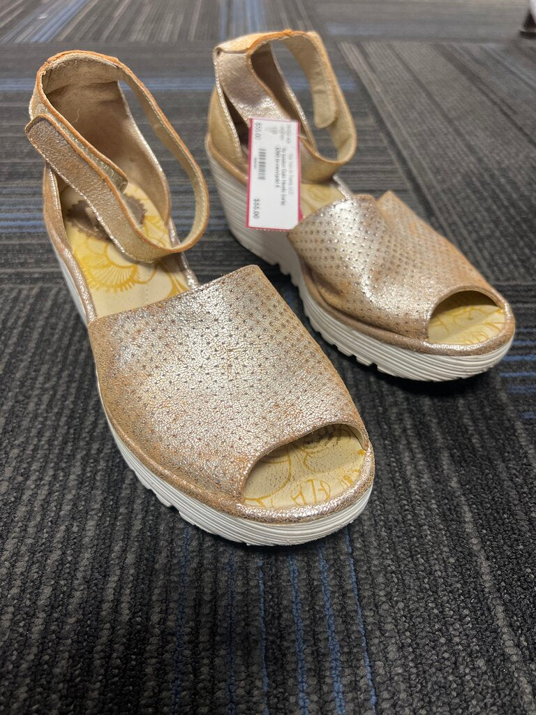 Gals Heels (orig $200) fly london 6