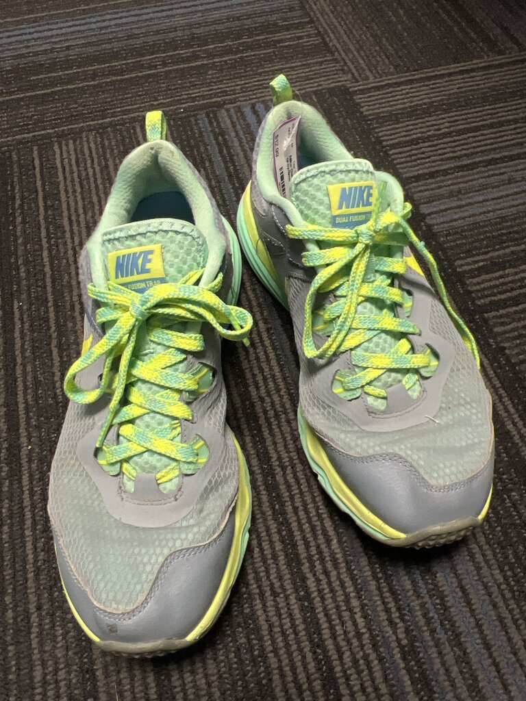 Gals Tennis Shoes Nike 10.5