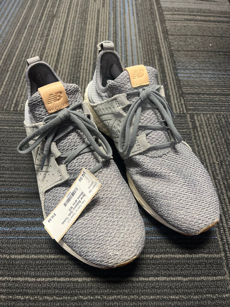 Gals Tennis Shoes New Balance 10.5