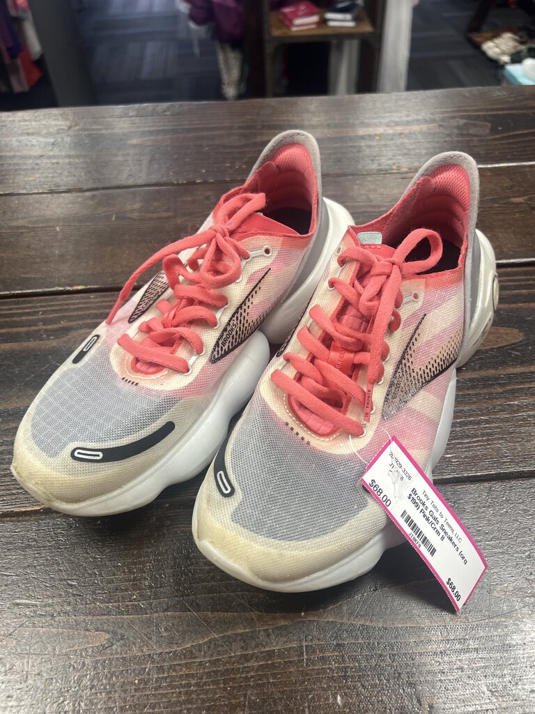 Gals Sneakers (org $199) Brooks 8