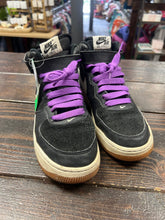 Load image into Gallery viewer, Girls High Tops Nike 6Y