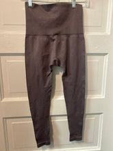 Load image into Gallery viewer, Gals Athletic Leggings (org $72) Savvi M