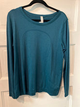 Load image into Gallery viewer, Gals Athletic LS lululemon athletica 10